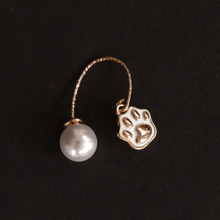 Load image into Gallery viewer, cat-paw-earring-Gold-cat-earrings-pearl-cat-earrings-cat-paw-earrings
