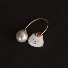 Load image into Gallery viewer, cat-face-earring-Gold-cat-earrings-pearl-cat-earrings-cat-paw-earrings