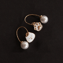 Load image into Gallery viewer, Gold-cat-earrings-pearl-cat-earrings-cat-paw-earrings